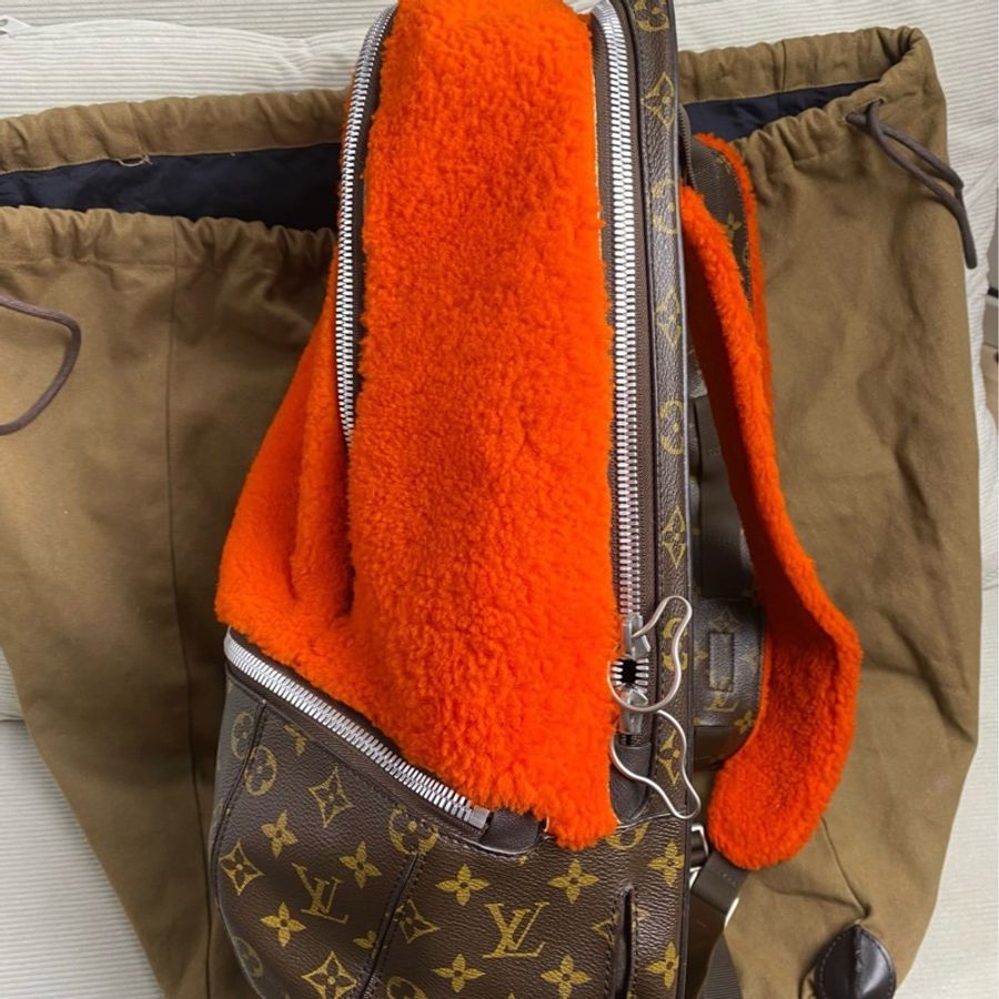 Louis Vuitton & Marc Newson • 160週年橘色羊羔毛拼老花後背包-7