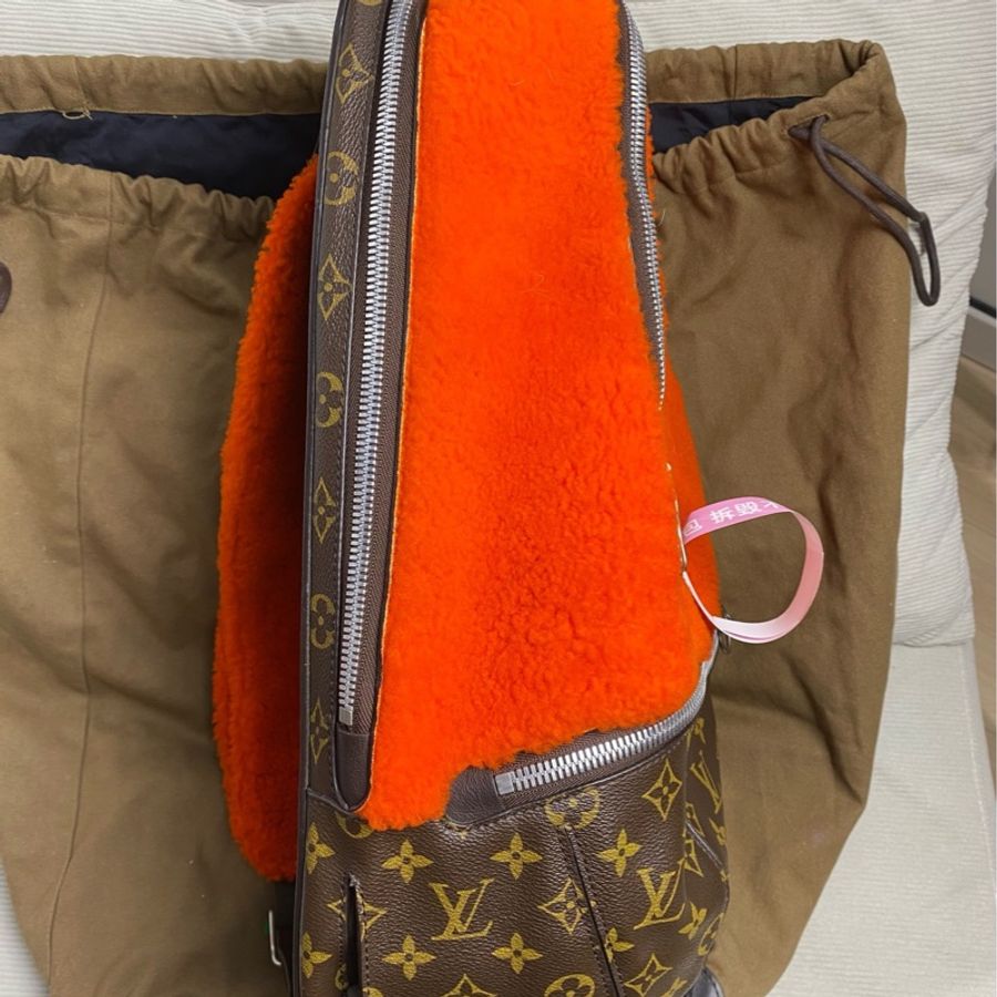Louis Vuitton & Marc Newson • 160週年橘色羊羔毛拼老花後背包-8