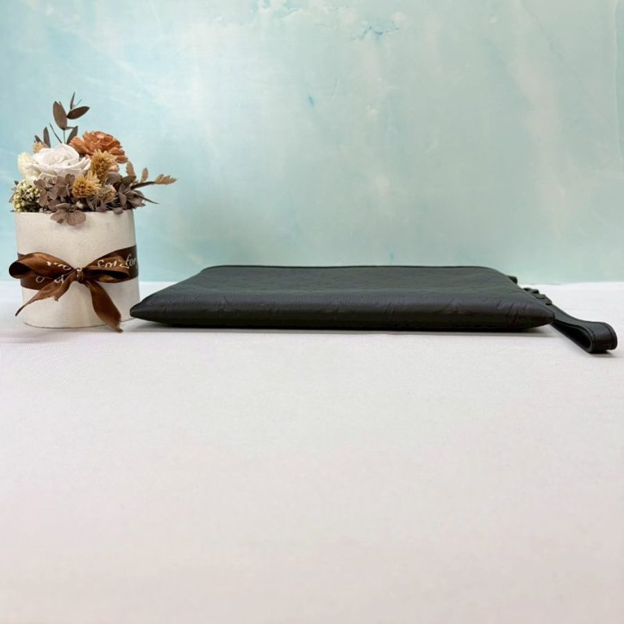 LV Pochette To-Go黑壓花手拿包-5