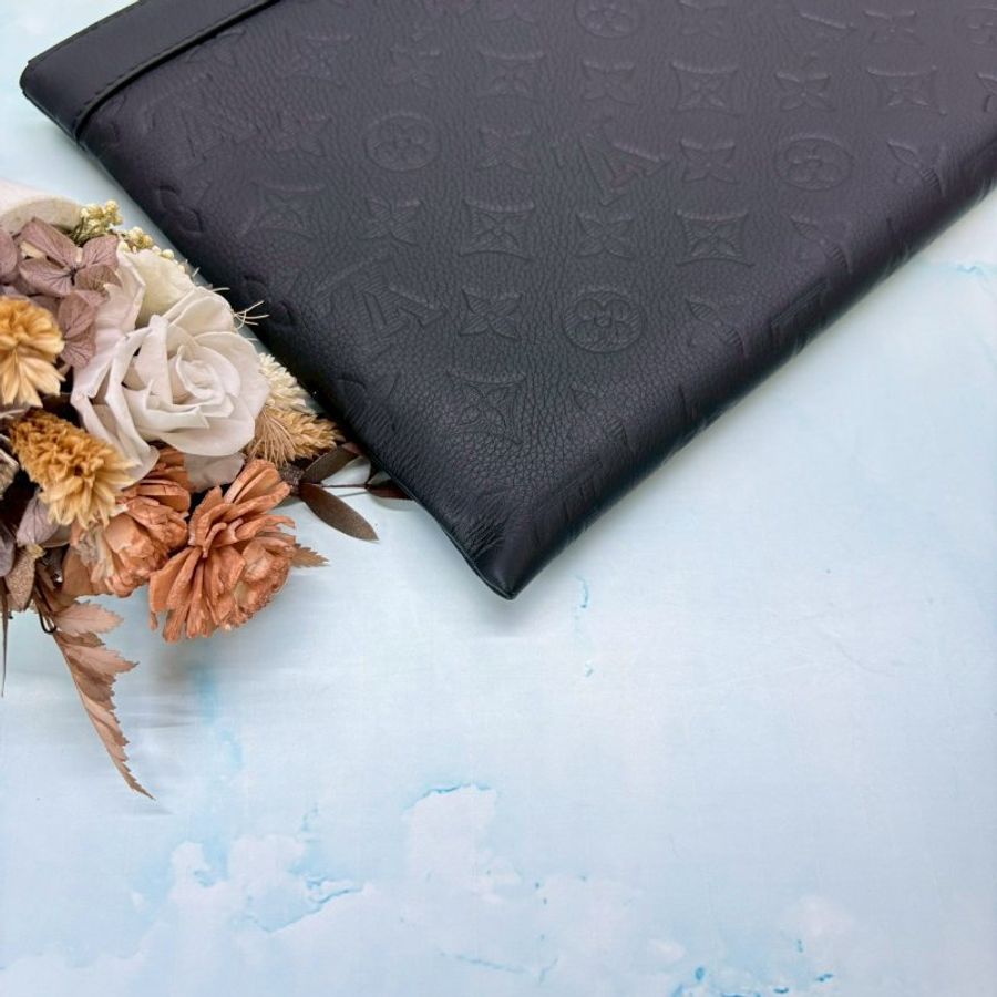 LV Pochette To-Go黑壓花手拿包-6
