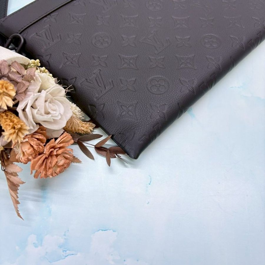 LV Pochette To-Go黑壓花手拿包-7