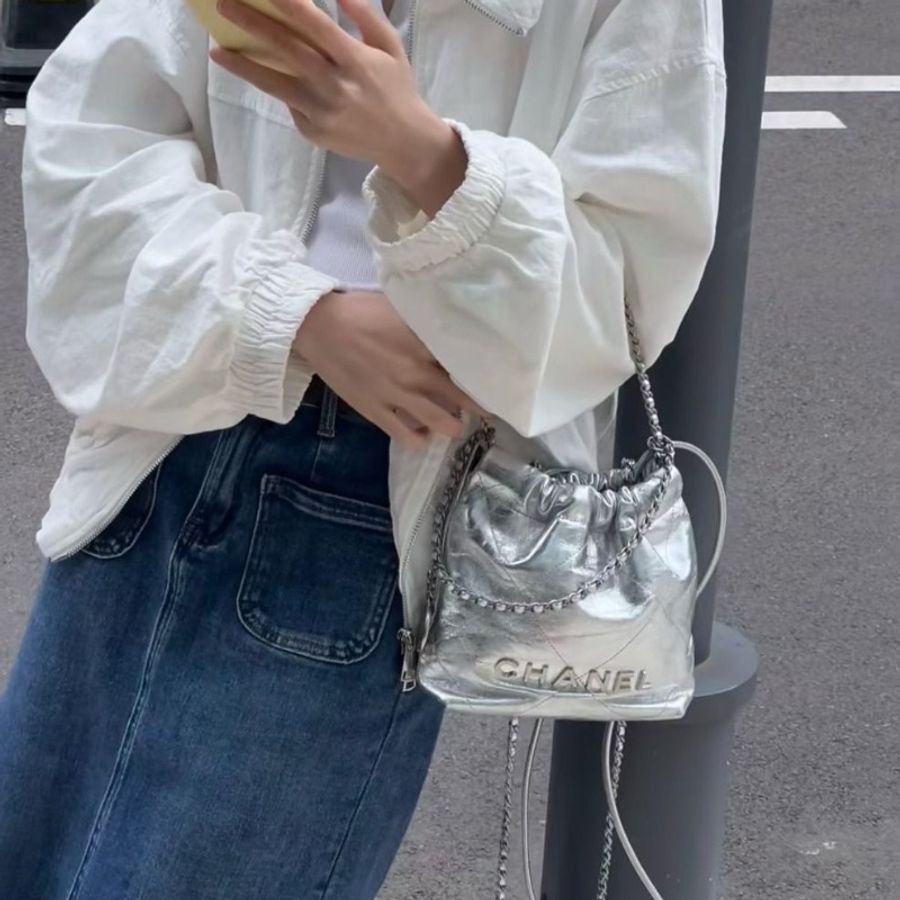 Chanel 22bag mini鏈條包 芯片款 銀色 銀扣 油蠟皮17*19*6 95新 配件塵袋-0