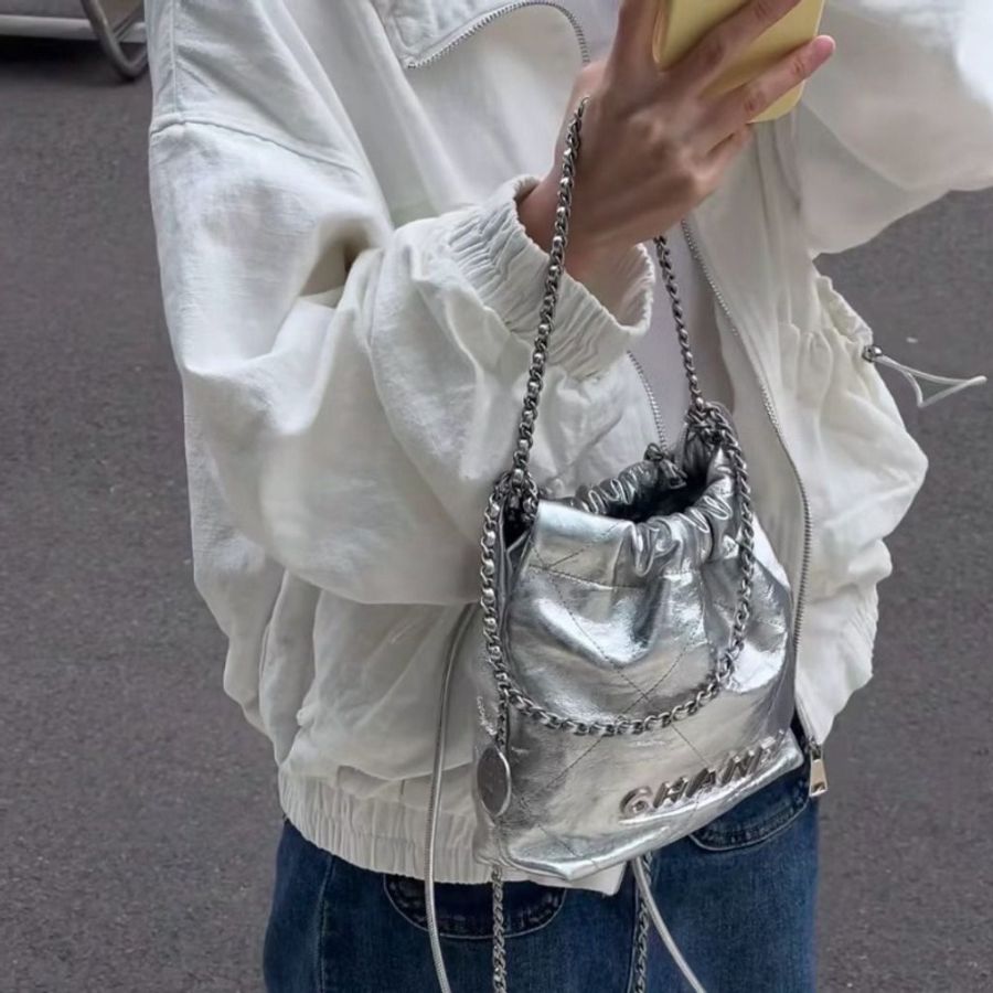 Chanel 22bag mini鏈條包 芯片款 銀色 銀扣 油蠟皮17*19*6 95新 配件塵袋-1