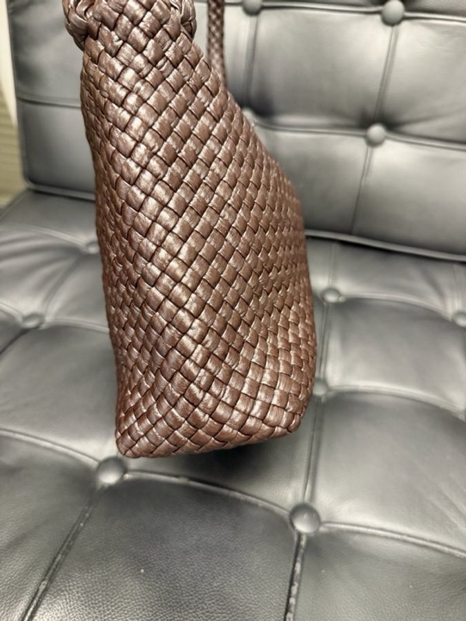 葆蝶家 Bottega Veneta 100牛皮革 尺寸 27x18x9-2