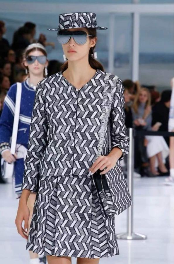Chanel 16年航空机场系列斜条几何纹黑白外套-5