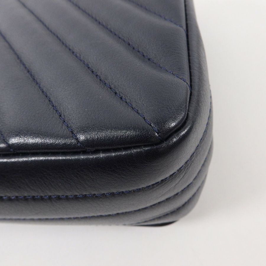 CHANEL 牛皮皮革Chevron Flap Bag鏈帶肩背袋-14