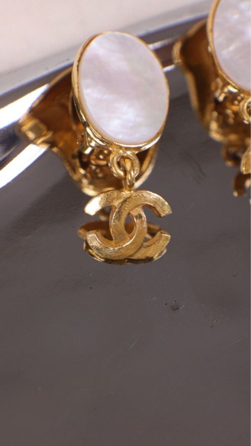 Chanel 95年白色贝母CC吊坠耳夹-5