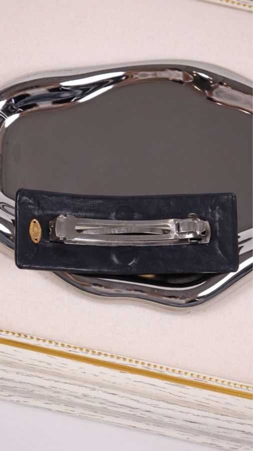Chanel 黑金CC皮革发夹-1