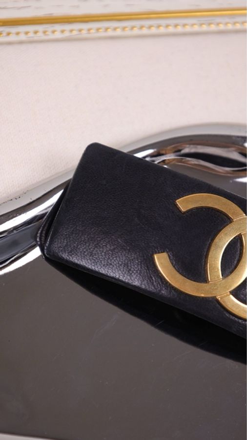 Chanel 黑金CC皮革发夹-11