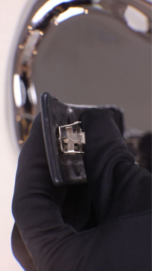 Chanel 黑金CC皮革发夹-13