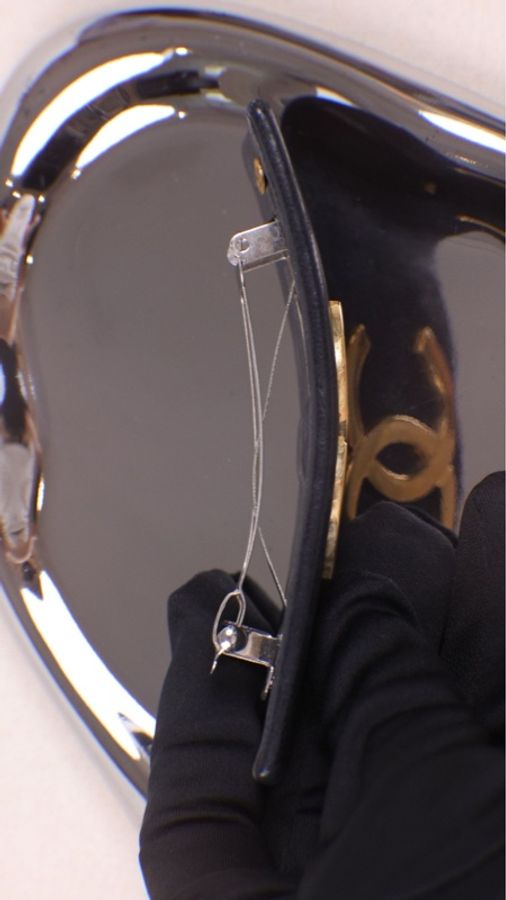 Chanel 黑金CC皮革发夹-16