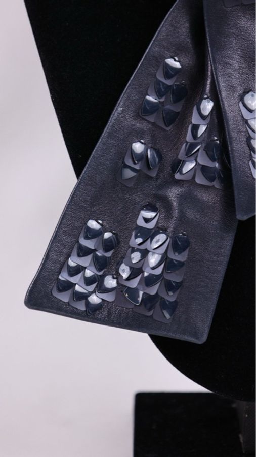 Chanel 00年黑色皮革亮片项链-42