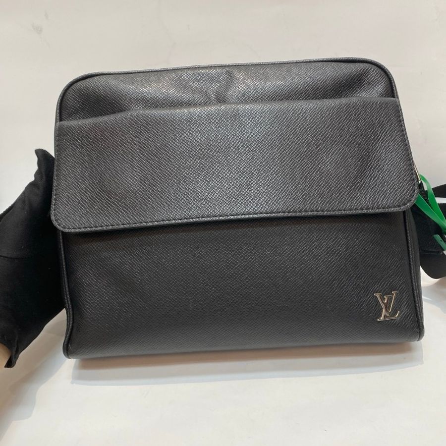 LV路易威登ALEX 黑色牛皮小号银扣邮差包28*24*5-14