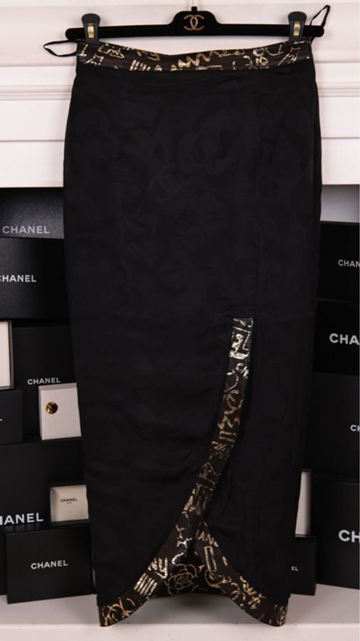 Chanel 19年埃及系列秀款黑金山茶花字母涂鸦半裙-6