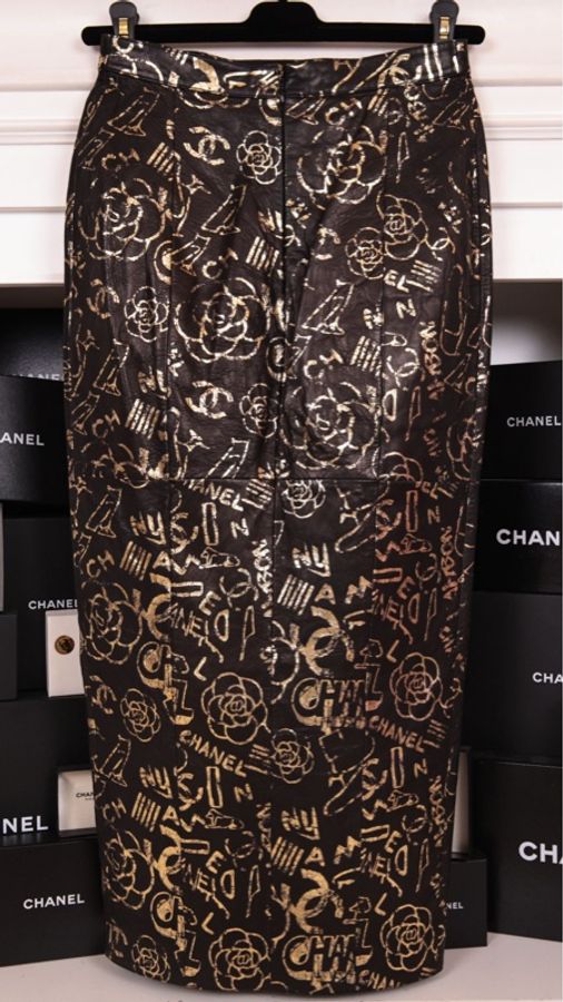 Chanel 19年埃及系列秀款黑金山茶花字母涂鸦半裙-11