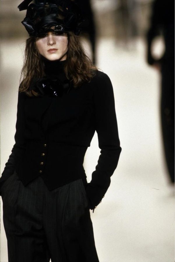 Chanel1994年秋季黑金扣收腰翻领外套-5