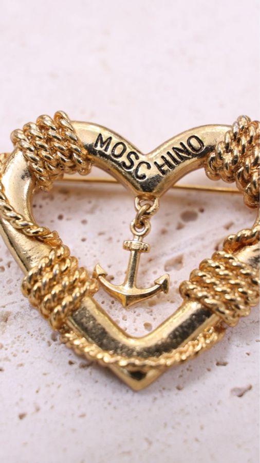 Moschino素金爱心编织胸针-12