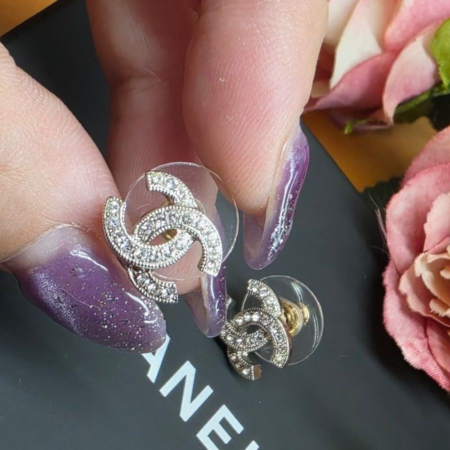 未使用 閒置 CHANEL銀色 滿版 水鑽 雙C Logo耳環 #CHANEL #耳環 #雙C #水鑽 #銀色-19