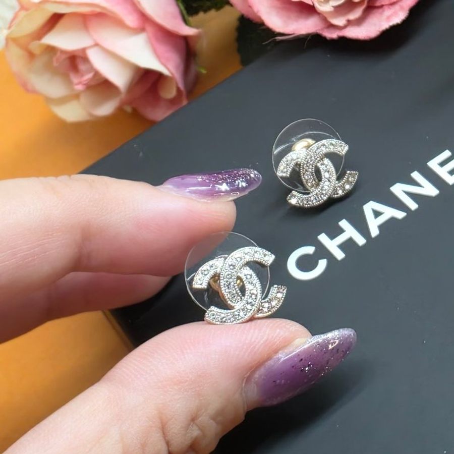 未使用 閒置 CHANEL銀色 滿版 水鑽 雙C Logo耳環 #CHANEL #耳環 #雙C #水鑽 #銀色-21