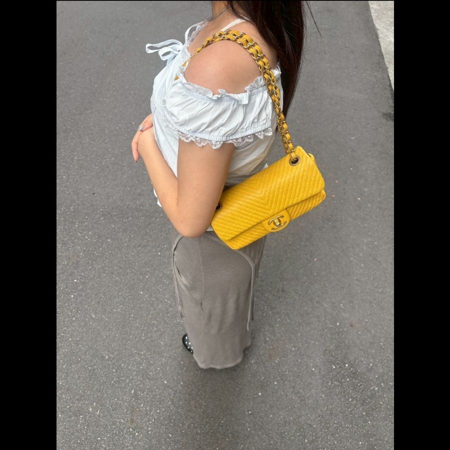 Chanel 金鍊黃皮V格肩側包-3