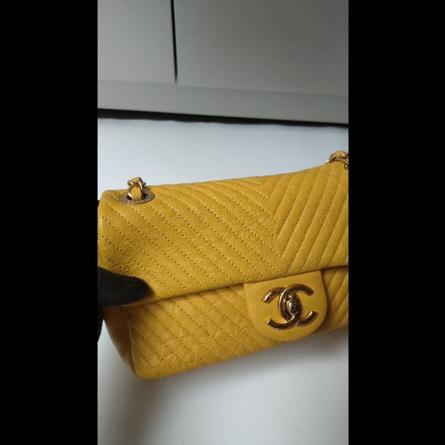 Chanel 金鍊黃皮V格肩側包-6