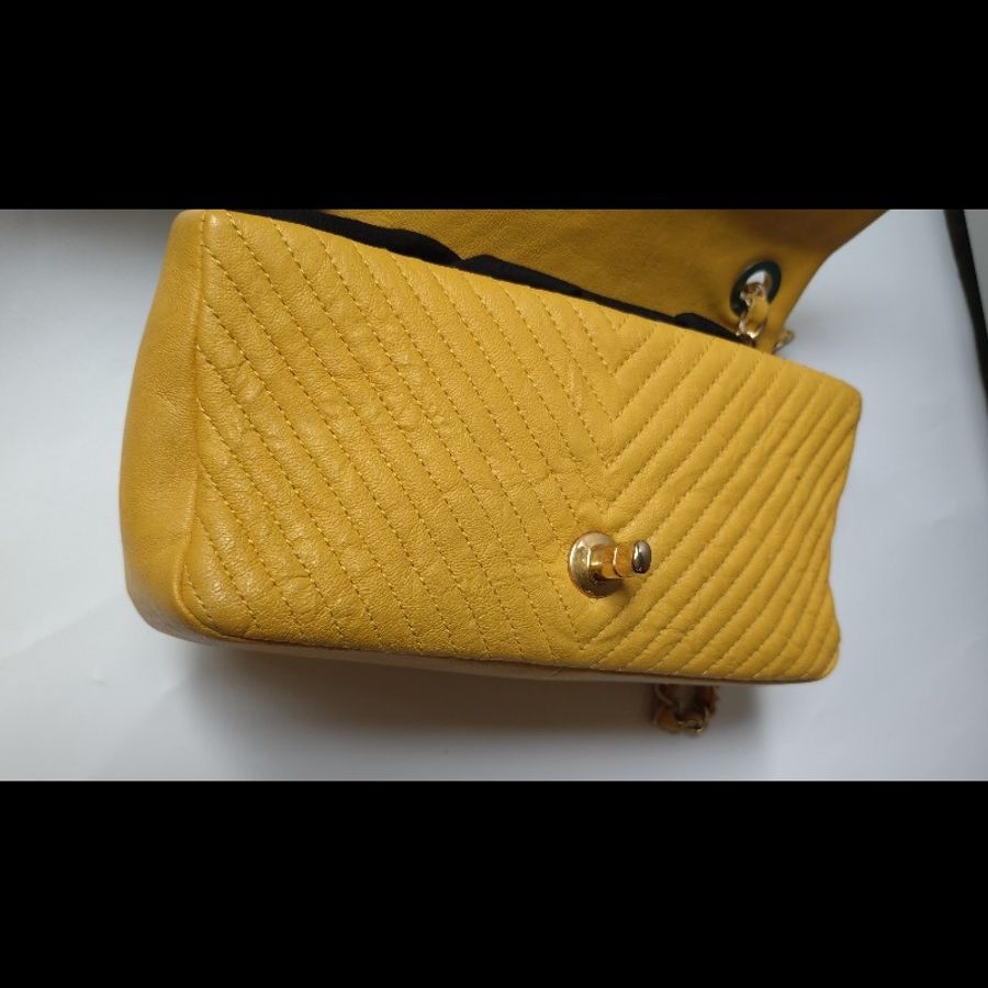 Chanel 金鍊黃皮V格肩側包-14