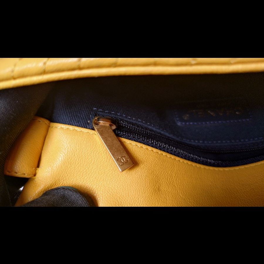 Chanel 金鍊黃皮V格肩側包-22