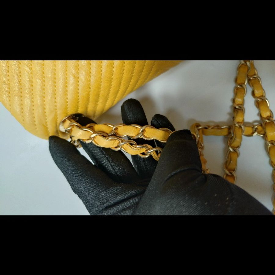 Chanel 金鍊黃皮V格肩側包-23