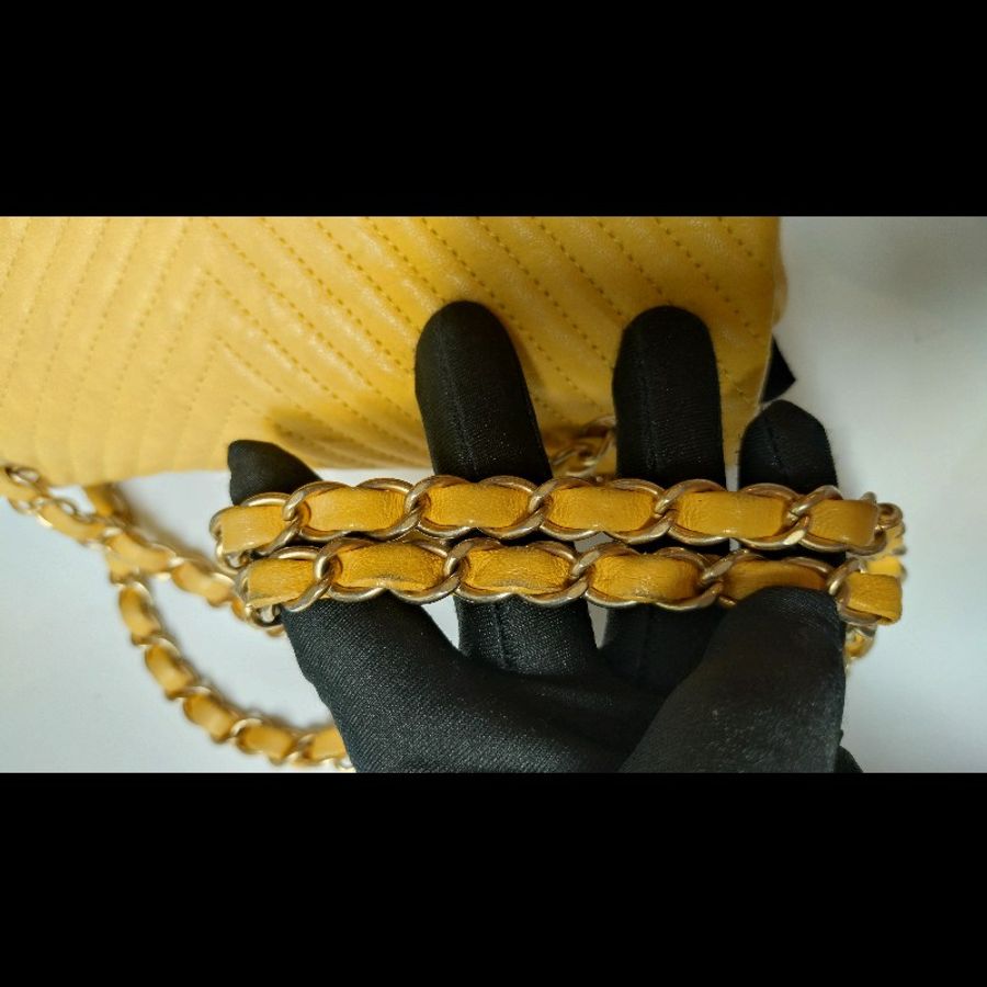Chanel 金鍊黃皮V格肩側包-24