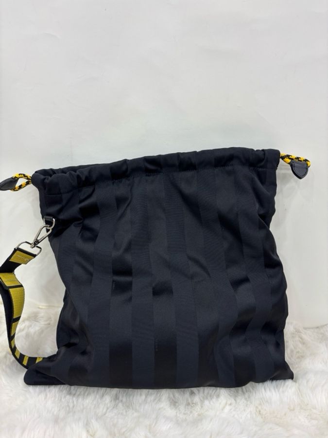 Fendi 芬迪黑色黃色字母logo條紋抽繩包-1
