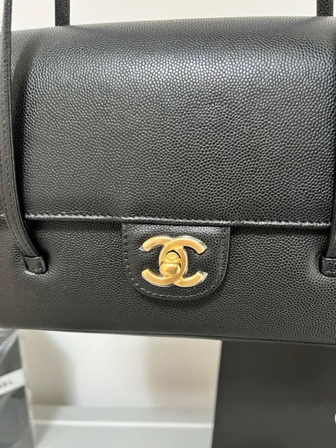 CHANEL 香奈兒《全新》Preppy Coco 22cm 黑金|黑色粒紋小牛皮|台灣專櫃購入|全配附購證-24
