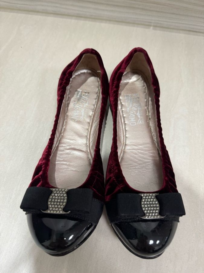 Salvatore Ferragamo Vara 酒紅絲絨蝴蝶結平底鞋 漆皮鞋頭 女鞋-0