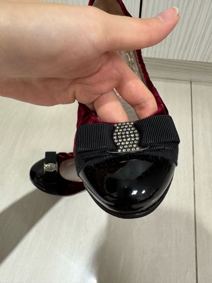 Salvatore Ferragamo Vara 酒紅絲絨蝴蝶結平底鞋 漆皮鞋頭 女鞋-1
