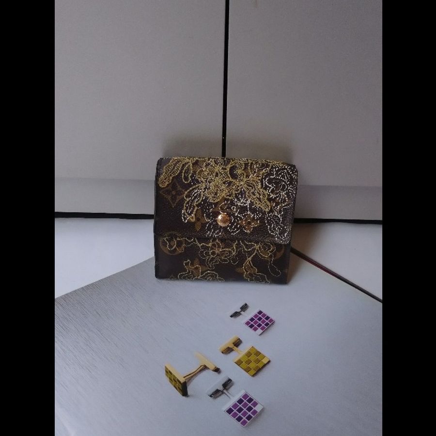 LV 老花秀款金色刺繡雙面方夾-0
