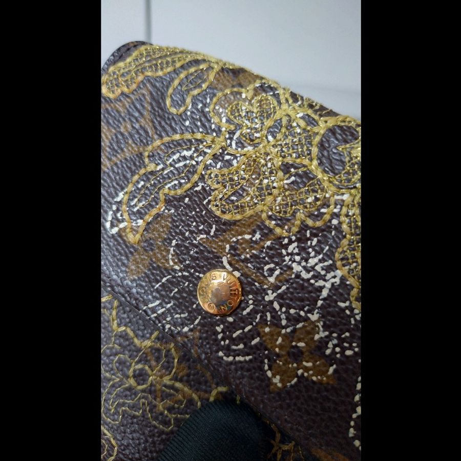 LV 老花秀款金色刺繡雙面方夾-3
