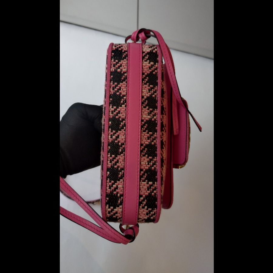 Roger Vivier 粉黑毛呢格斜背口蓋包-13