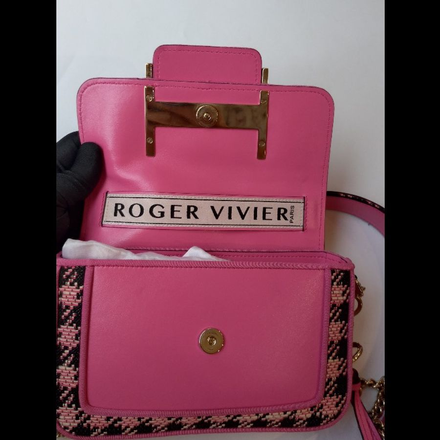 Roger Vivier 粉黑毛呢格斜背口蓋包-15