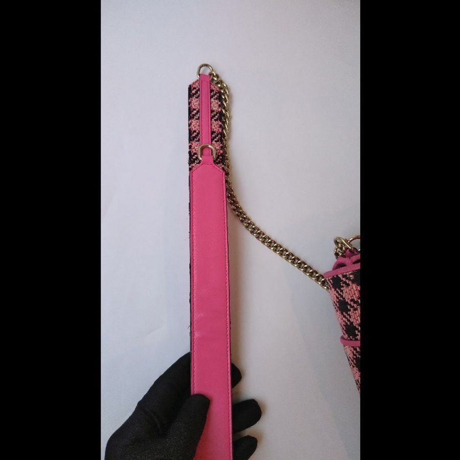 Roger Vivier 粉黑毛呢格斜背口蓋包-21