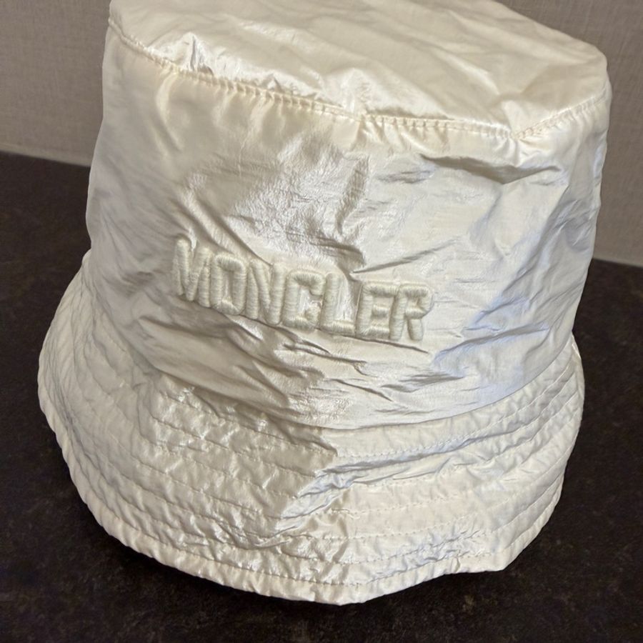 MONCLER珍珠白漁夫帽-1