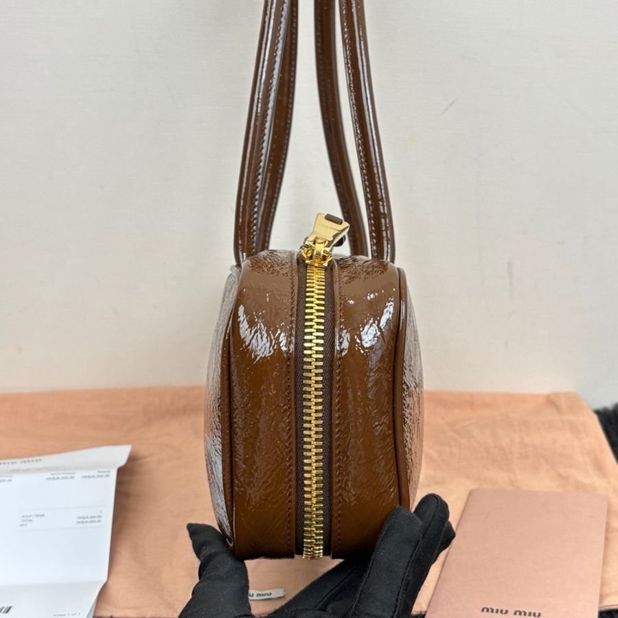 MiuMiu 繆繆 褶皺油蠟漆皮長柄保齡球單肩包手提包公文包棕色 金扣-3