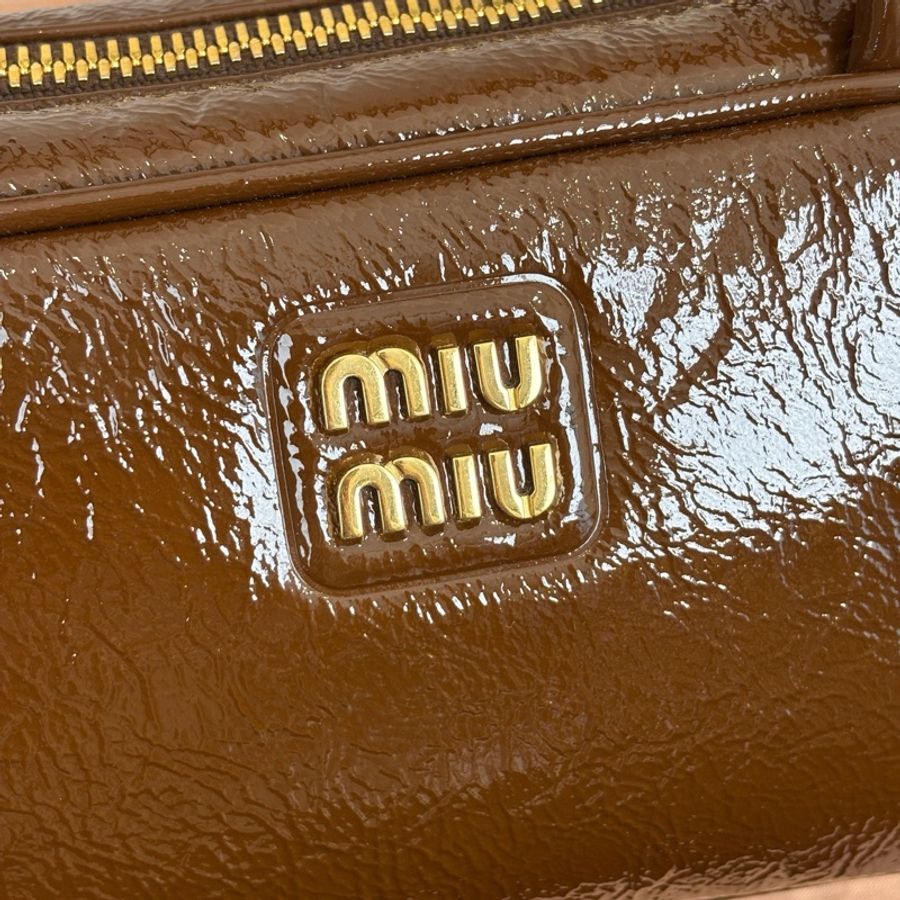 MiuMiu 繆繆 褶皺油蠟漆皮長柄保齡球單肩包手提包公文包棕色 金扣-9