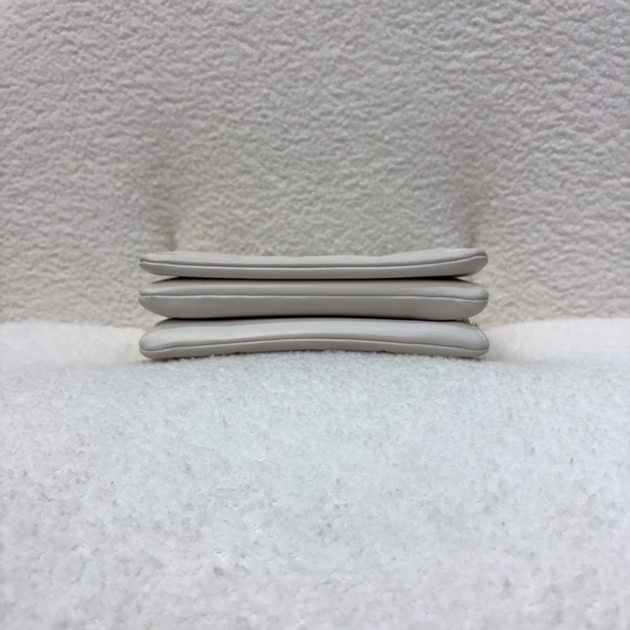 LV米白拚粉Logo壓紋羊皮Coussin下蓋鍊包-5