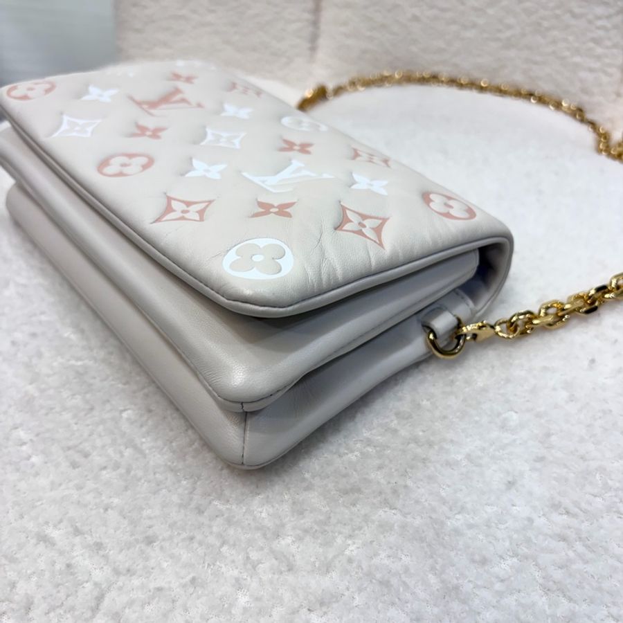 LV米白拚粉Logo壓紋羊皮Coussin下蓋鍊包-8