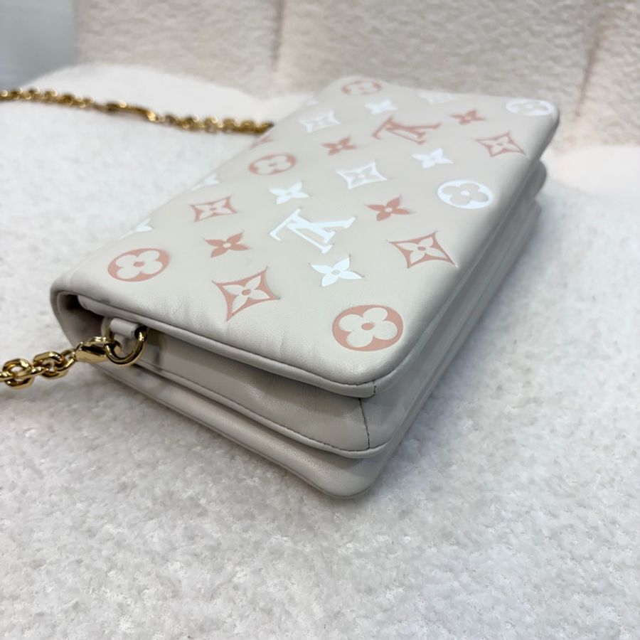 LV米白拚粉Logo壓紋羊皮Coussin下蓋鍊包-37