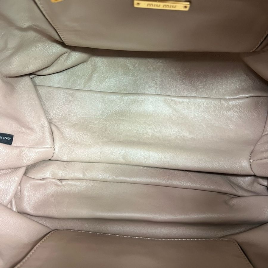 Miumiu繆繆 奶茶色全皮Soft Matelassé水桶包-6