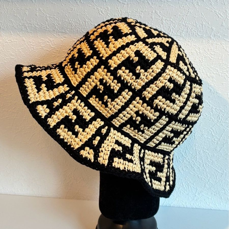 Fendi 黑/米滿版logo漁夫帽-1