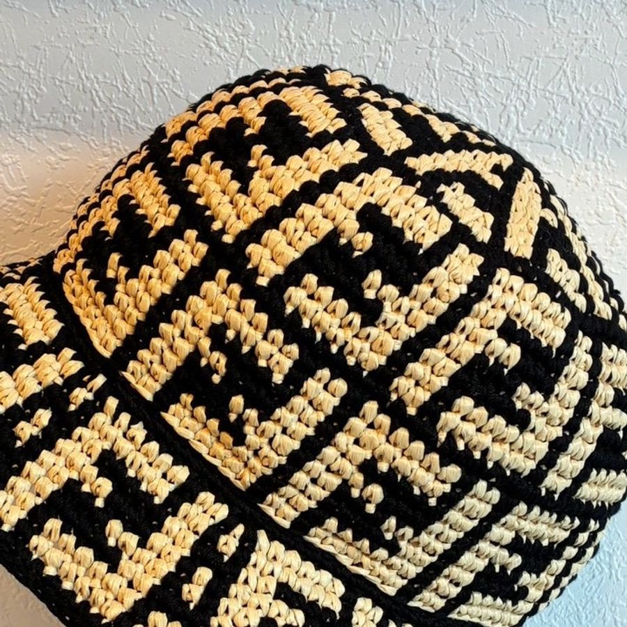 Fendi 黑/米滿版logo漁夫帽-15