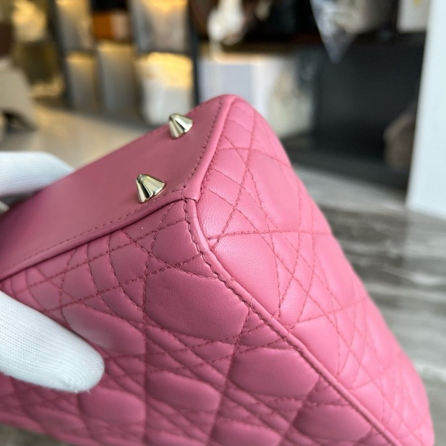 DIOR迪奧 Lady Dior 淺金色飾面金屬吊飾藤格紋 羊皮革 四格戴妃包-19