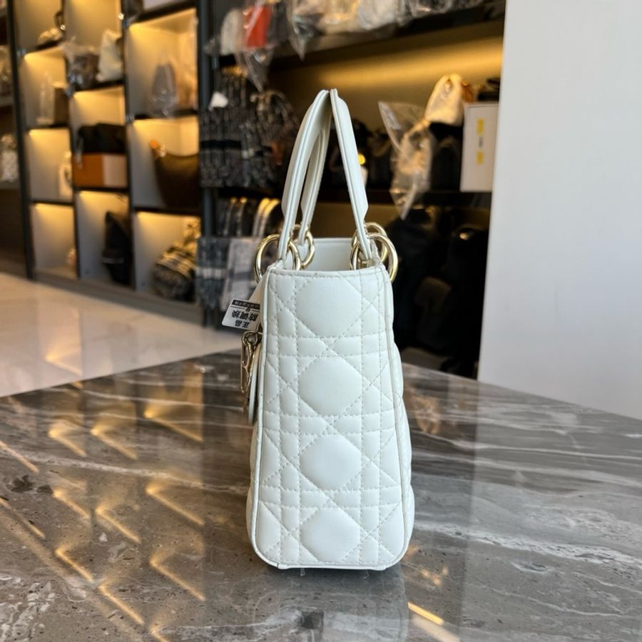 DIOR 迪奧 Lady Dior 淺金色飾面金屬吊飾藤格紋 小羊皮 戴妃包 四格小號-1