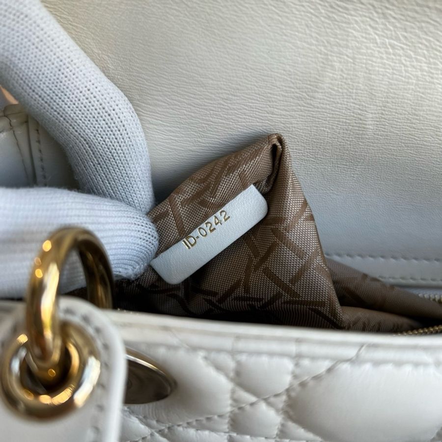 DIOR 迪奧 Lady Dior 淺金色飾面金屬吊飾藤格紋 小羊皮 戴妃包 四格小號-6